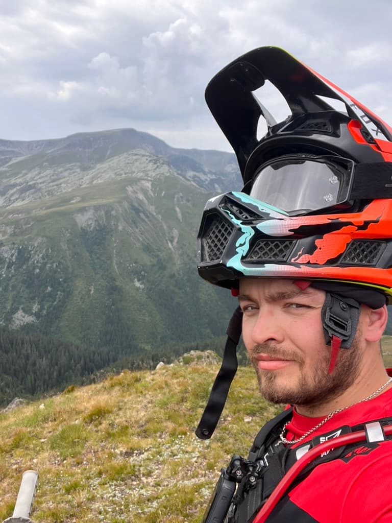 Gilbert, CEO Bajamoto.pl i zawodnik enduro, podczas wyprawy w górach
