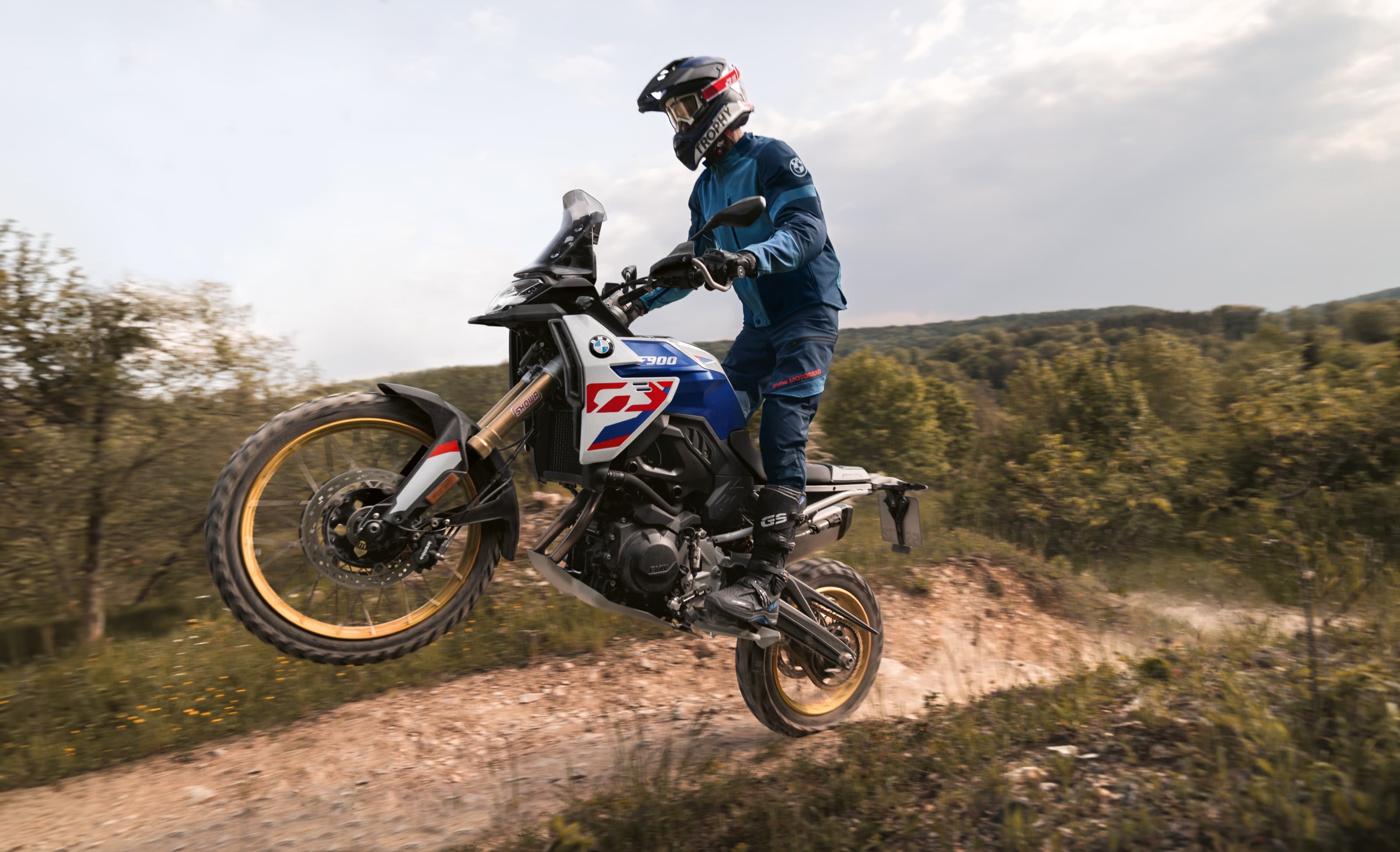 BMW F 900 GS Trophy podczas dynamicznej jazdy po szutrze