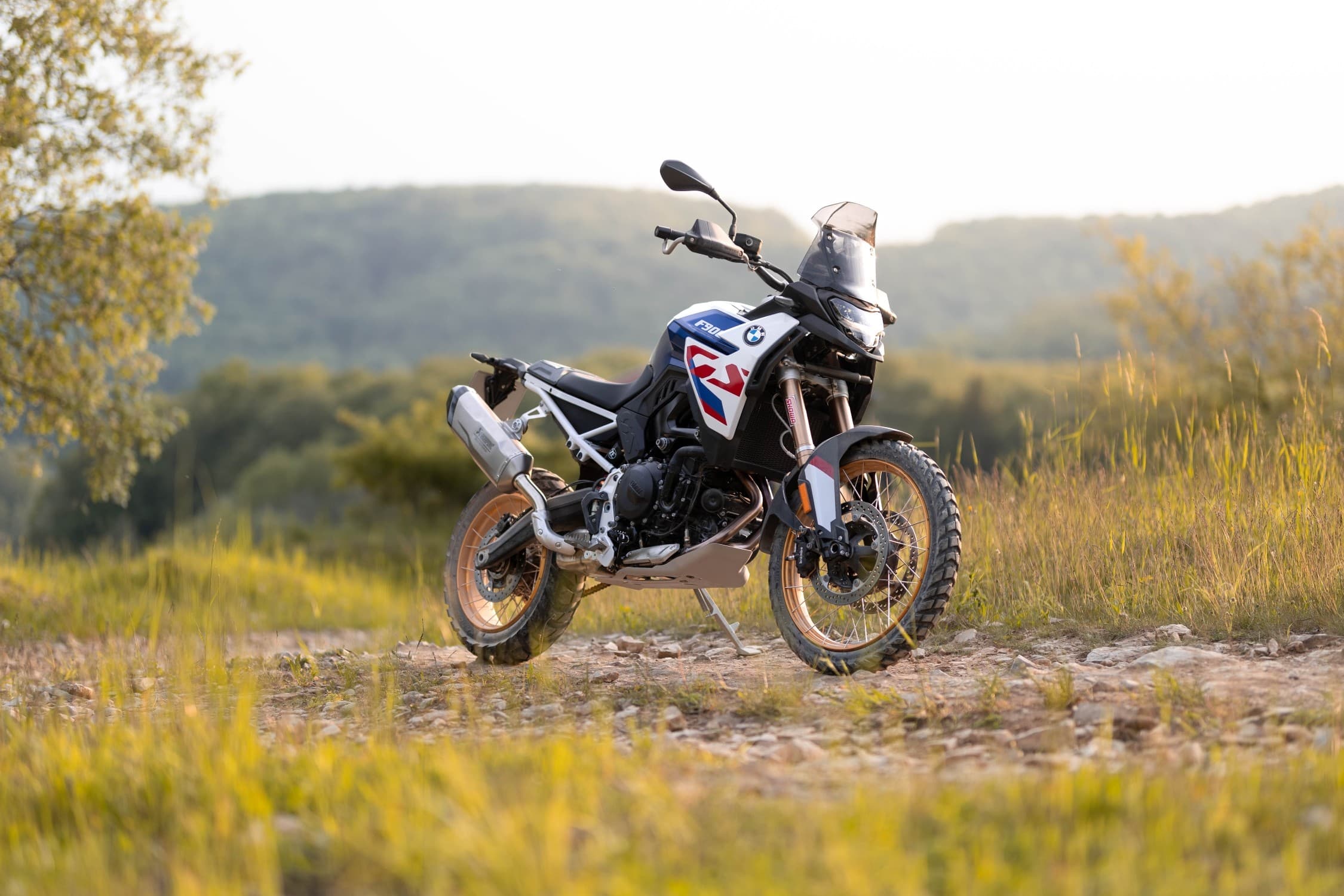 BMW F 900 GS GS Trophy w biało-czerwono-niebieskim malowaniu i ze złotymi obręczami