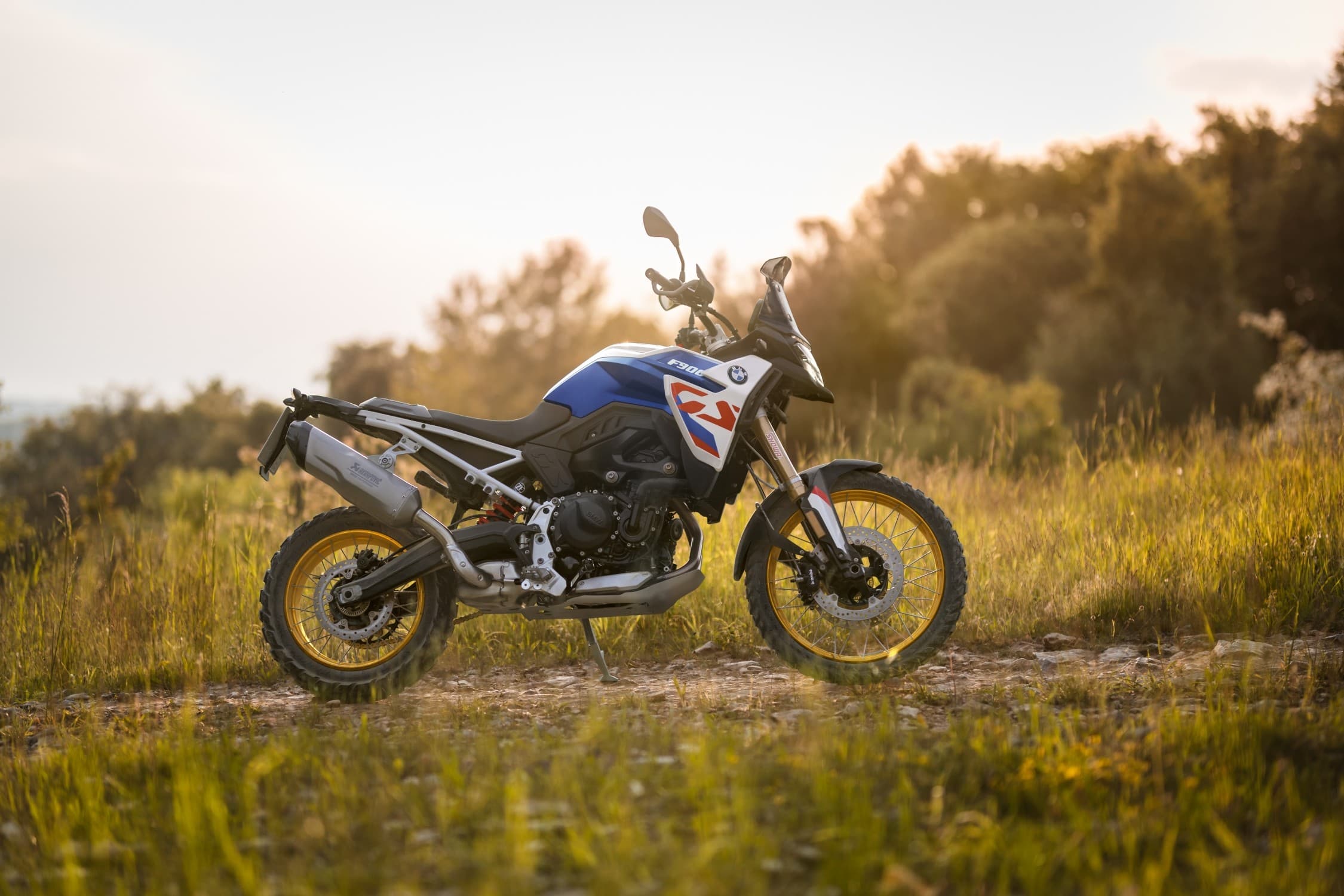 BMW F 900 GS GS Trophy o zachodzie słońca