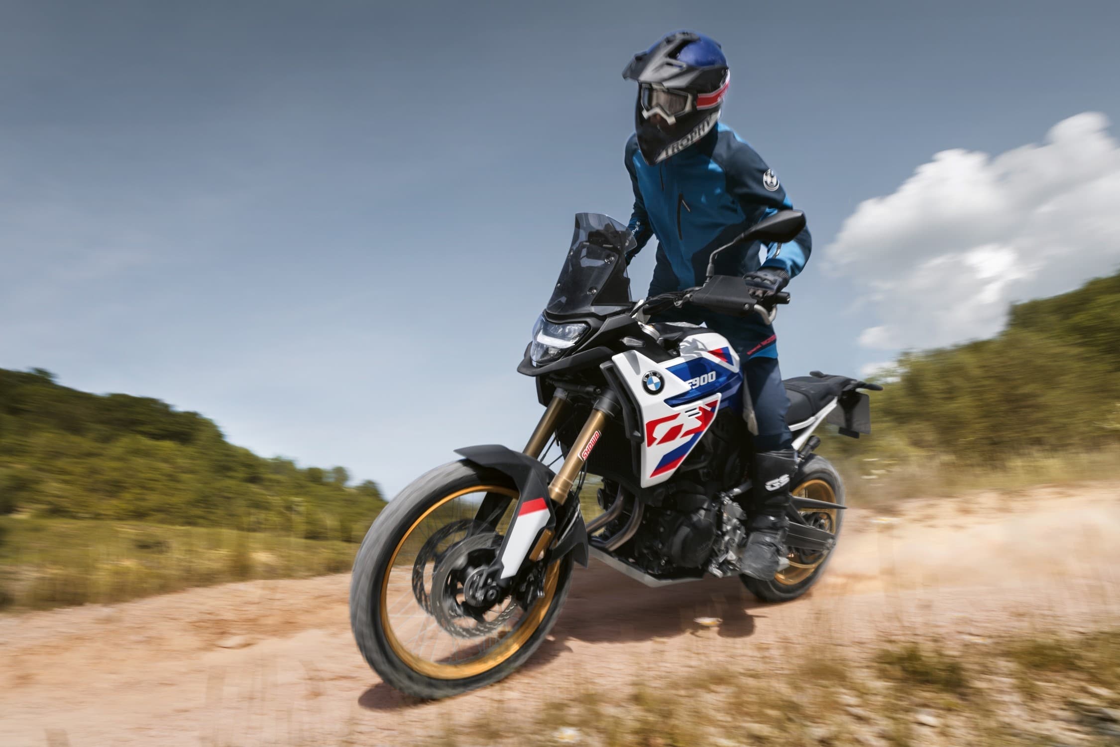 BMW F 900 GS Trophy podczas jazdy po szutrowej drodze