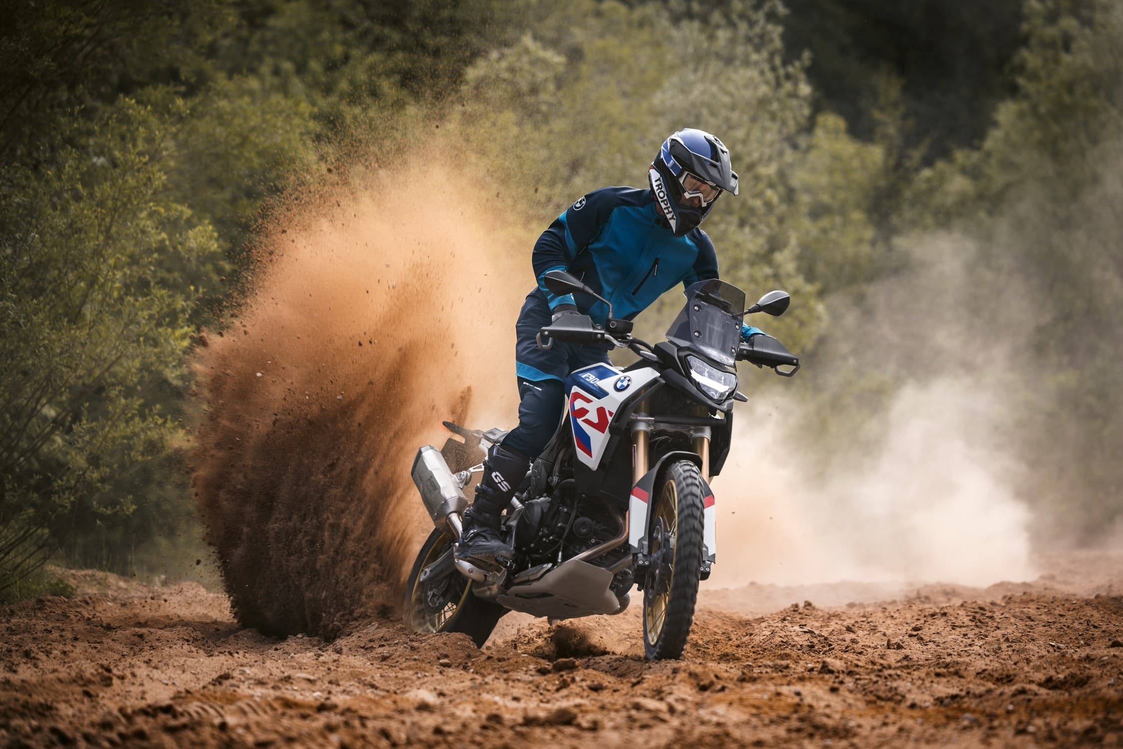 BMW F 900 GS Trophy na szutrowym zakręcie