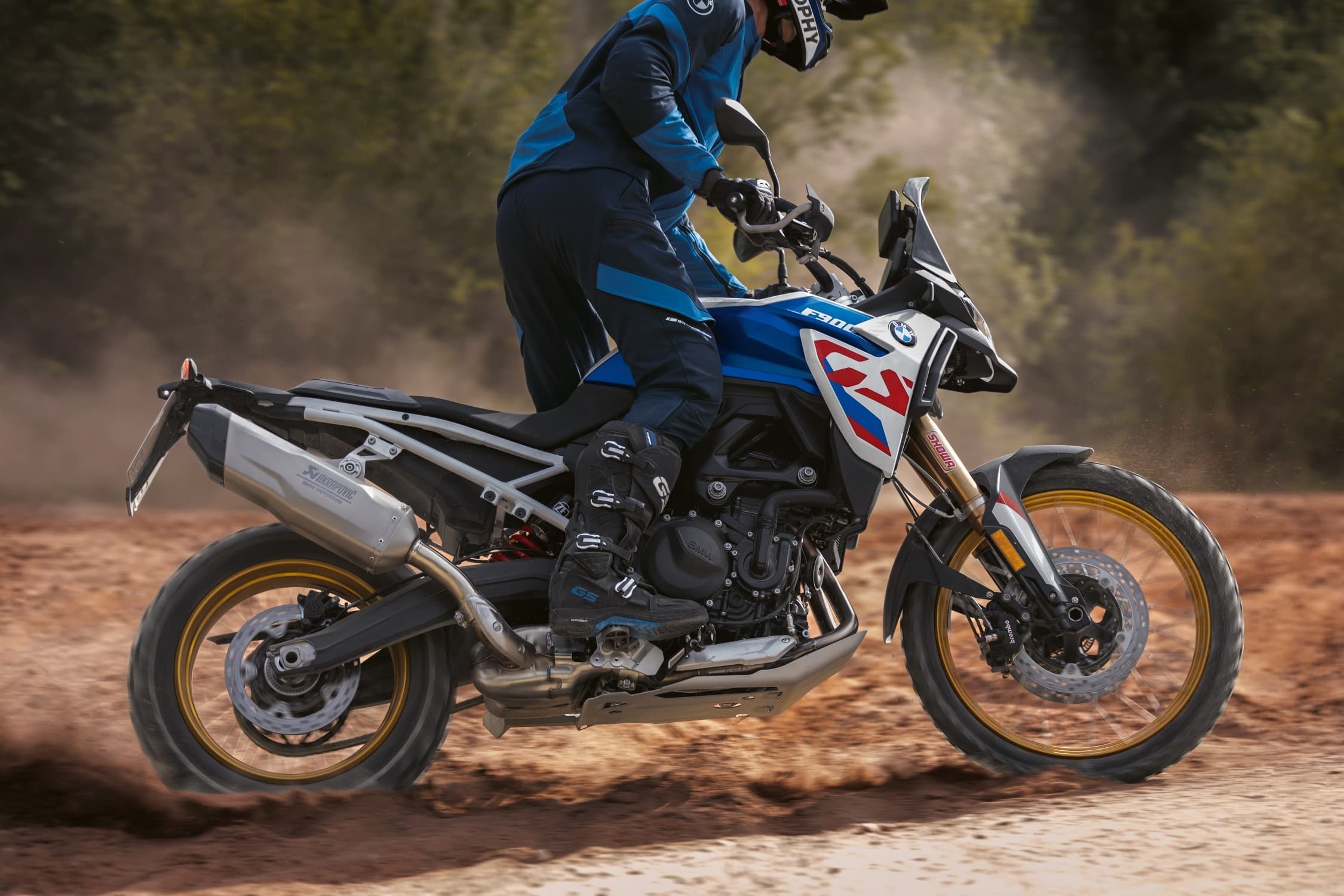 BMW F 900 GS Trophy w ujęciu z boku podczas jazdy po szutrze